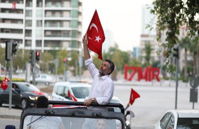 Bayraklı’da 19 Mayıs coşkusu evlere sığmadı